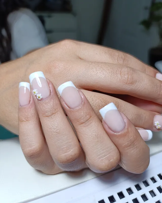 Manicura con diseño francés y flores realizada en Hadas & Brillos